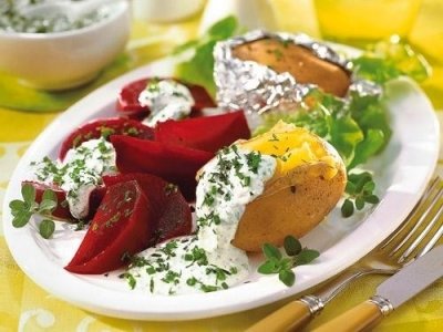 A fóliás krumpli zöldfűszeres túróval, párolt céklával diétázóknak is tökéletes