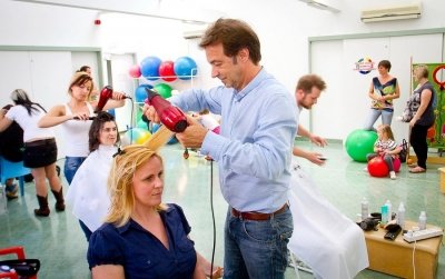 A mesterfodrászok, a reumás ízületi panaszokban szenvedő gyermekek gyógyítását segítő Rosszcsont Alapítványt támogatva, beteg gyermekek szüleinek segítettek újjászületni és kicsit kikapcsolódni.